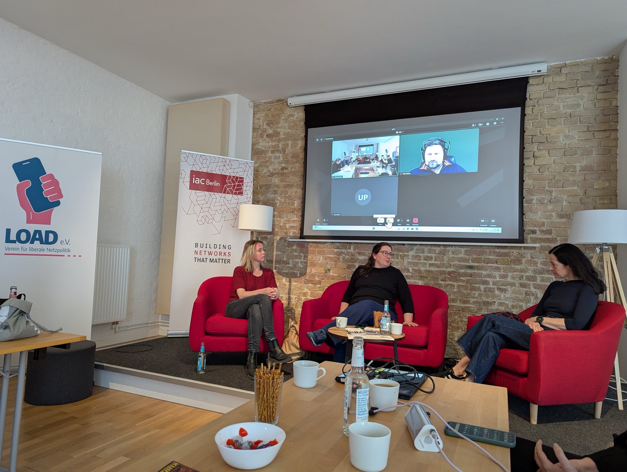 Dr. Martina Schlögel (Leiterin Leitungsstab bei der Bundesbeauftragten für den Datenschutz und die Informationsfreiheit) und Hannah Vos (Leiterin Legal-Team bei FragDenStaat) berichteten, warum die Transparenz des IFG eine wichtige Voraussetzung für die effektive Wahrnehmung von Bürgerrechten und die Förderung der demokratischen Meinungs- und Willensbildung ist und wie das IFG in den letzten Jahren angewandt worden ist. Diskussion um das Informationsfreiheitsgesetz (IGF)